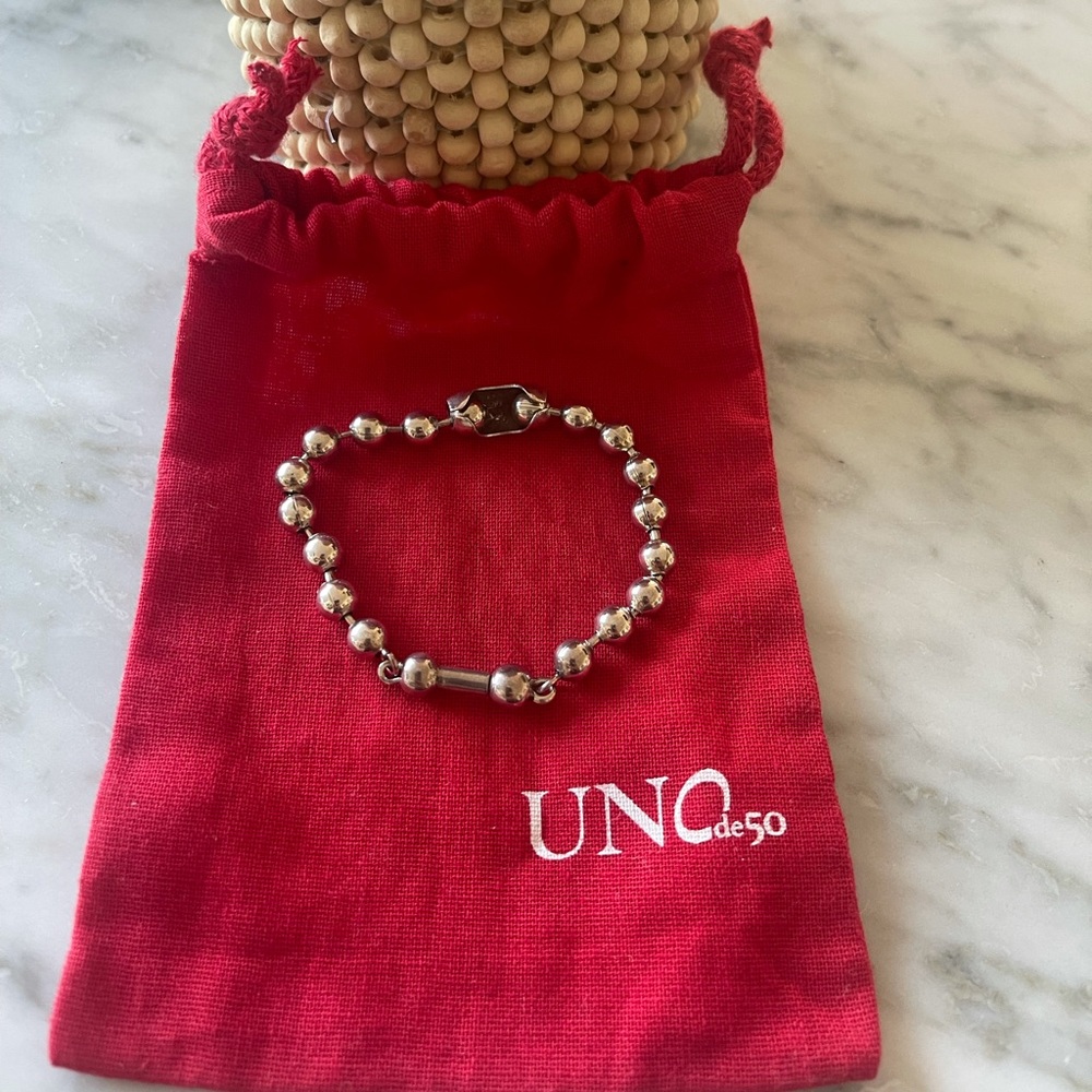 Uno de 50 PICK 1 BRACELET size small silver 5.7 perimeter inches. See size chart